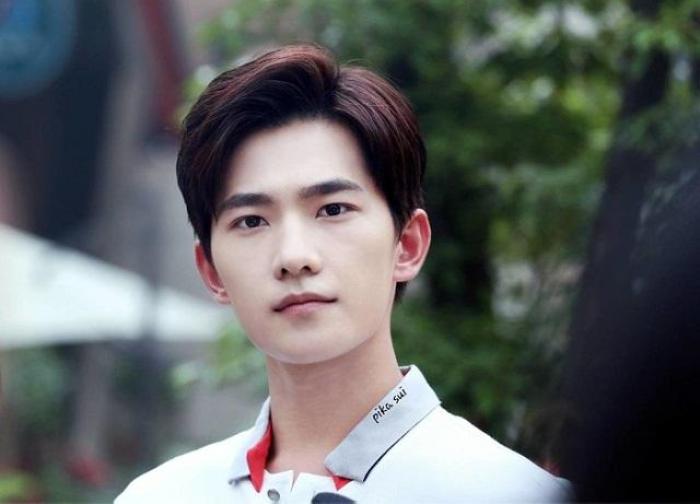 杨洋（Yang Yang） - 知名作品包括《微微一笑很倾城》和《全职高手》。_杨洋误入《一笑倾城》剧组_一笑倾城杨洋