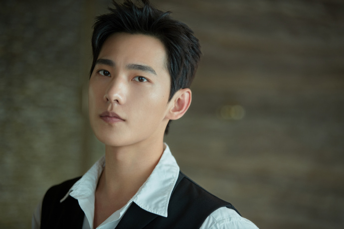 杨洋（Yang Yang） - 知名作品包括《微微一笑很倾城》和《全职高手》。_杨洋误入《一笑倾城》剧组_一笑倾城杨洋