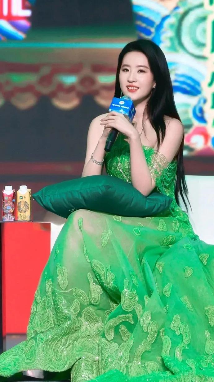 刘亦菲时尚_刘亦菲桌伟_刘亦菲的时尚之路：经典与前卫