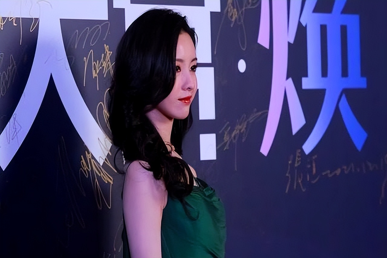 刘亦菲卫衣_刘亦菲前后对比_刘亦菲的时尚之路：经典与前卫