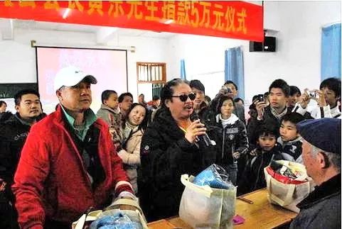 洪金宝有没有捐款_洪金宝的慈善事业与社会责任_洪金宝是什么社团老大