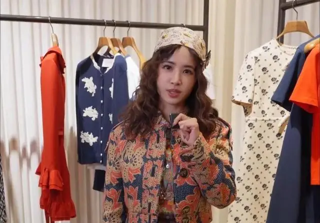 蔡依林街拍穿搭_蔡依林的穿着_蔡依林的时尚穿搭引领潮流，成为媒体焦点